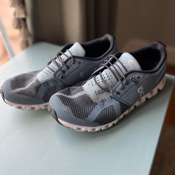 OnCloud Sneakers - Picture 2 of 4